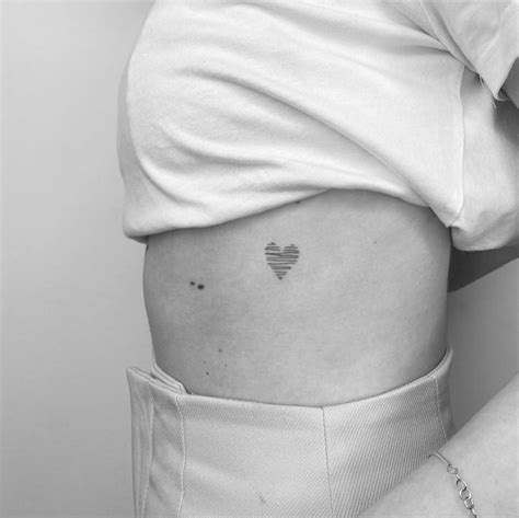 tatuajes entre los senos mujer|Tatuajes en el pecho para mujer: Diseños delicados y。